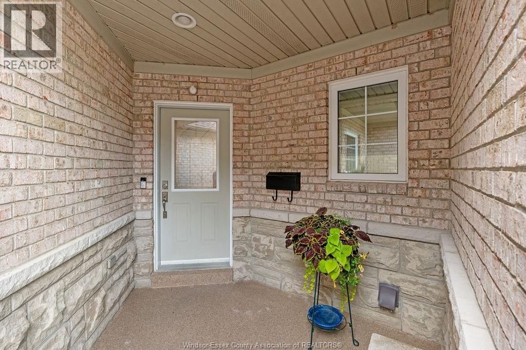 Photo 6 of 12 Lakeside Cr, Kingsville ON