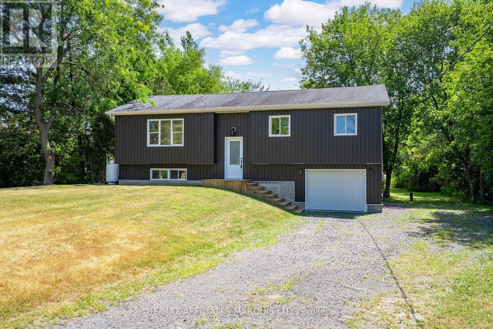 Photo 3 of 18222 Patrick Street, South Glengarry ON