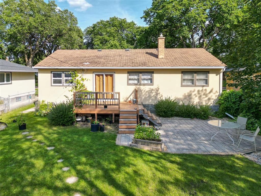 Photo 2 of 755 Borebank Street, Winnipeg MB