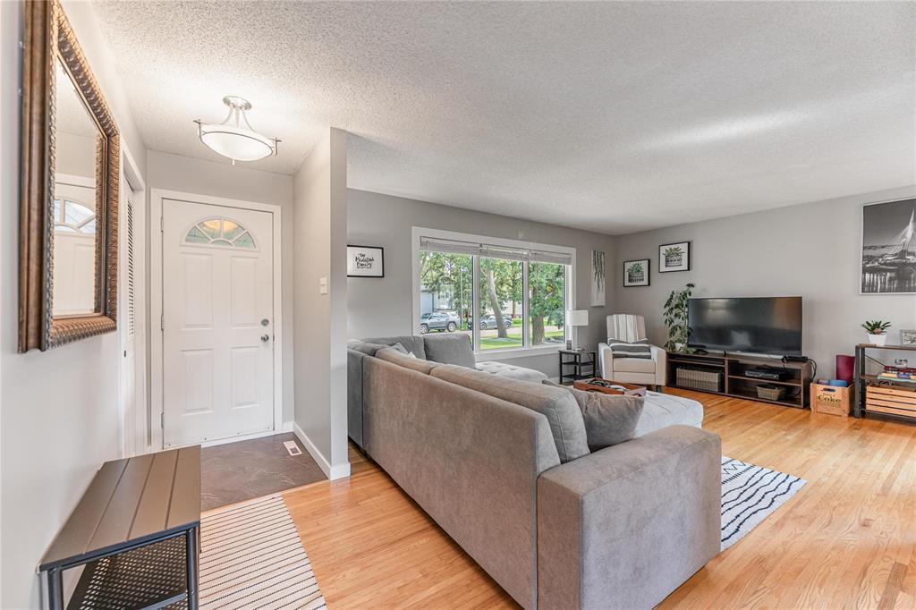 Photo 3 of 184 Risbey Crescent, Winnipeg MB