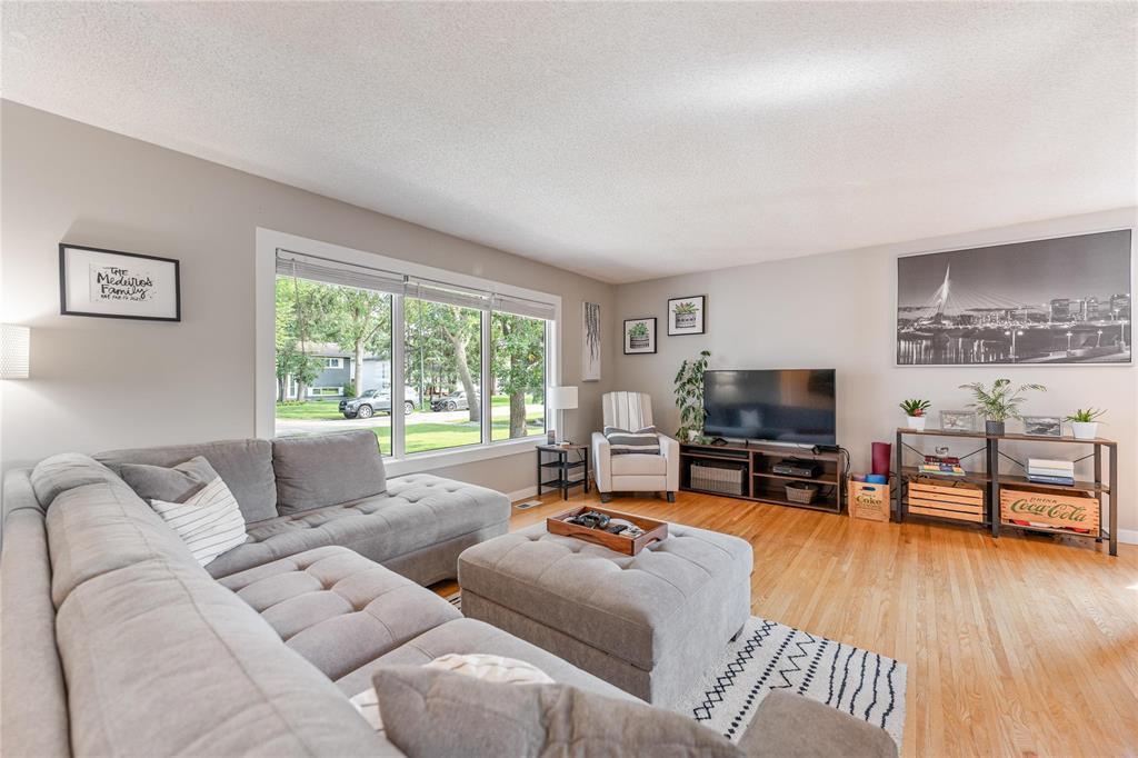 Photo 4 of 184 Risbey Crescent, Winnipeg MB
