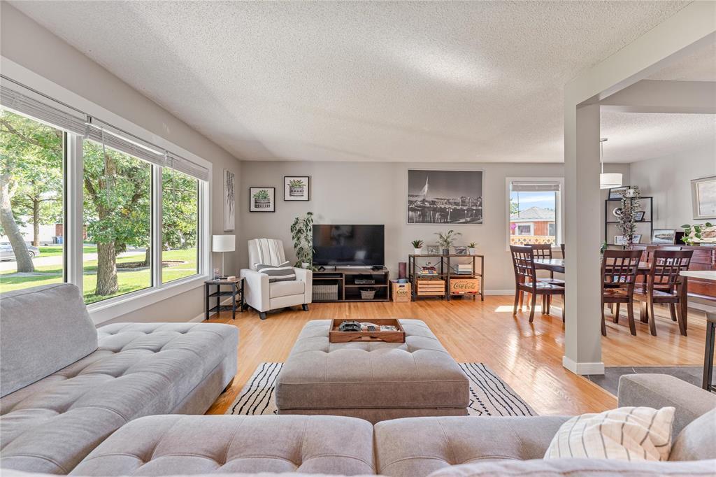 Photo 5 of 184 Risbey Crescent, Winnipeg MB