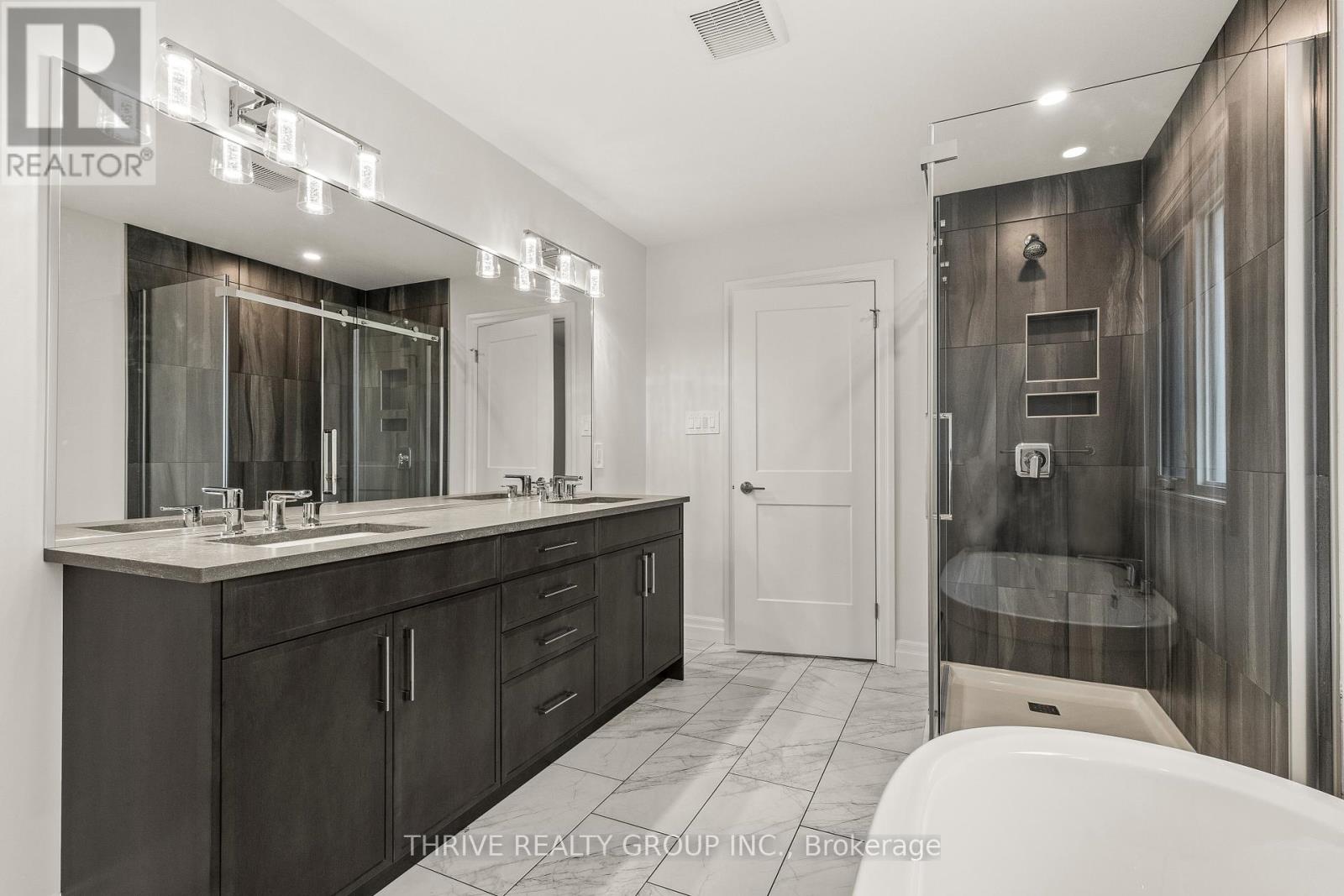 Photo 28 of 3 1061 Eagletrace Drive, London North ON