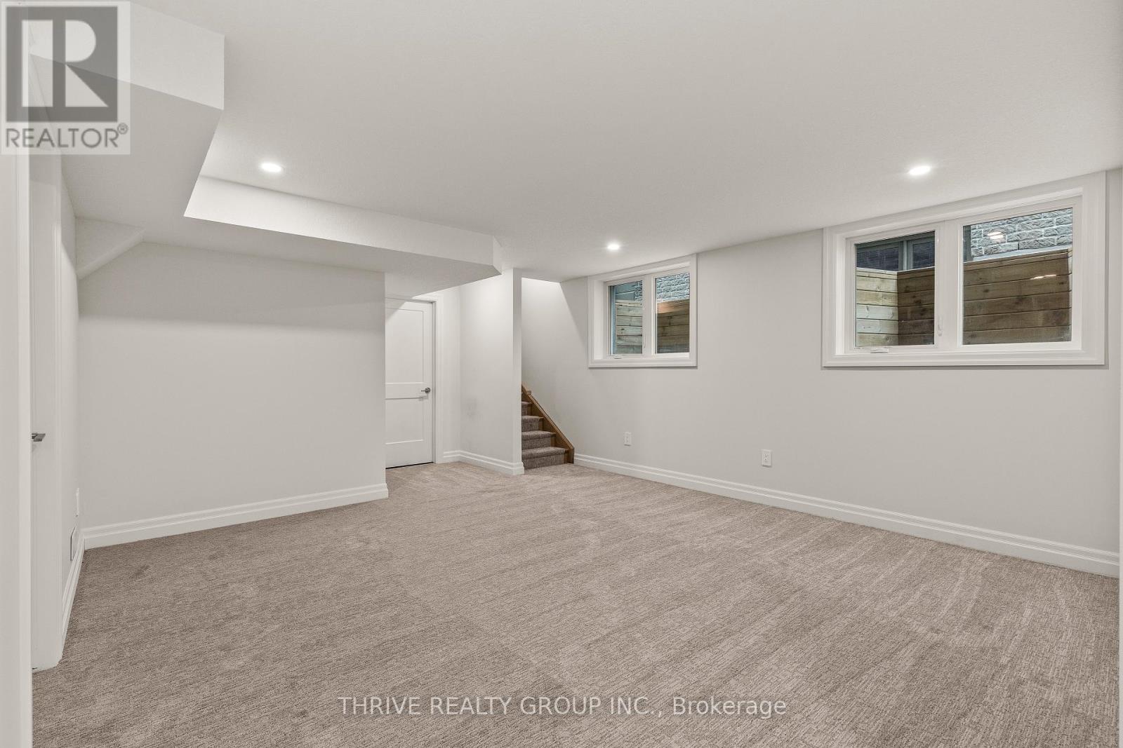 Photo 40 of 3 1061 Eagletrace Drive, London North ON