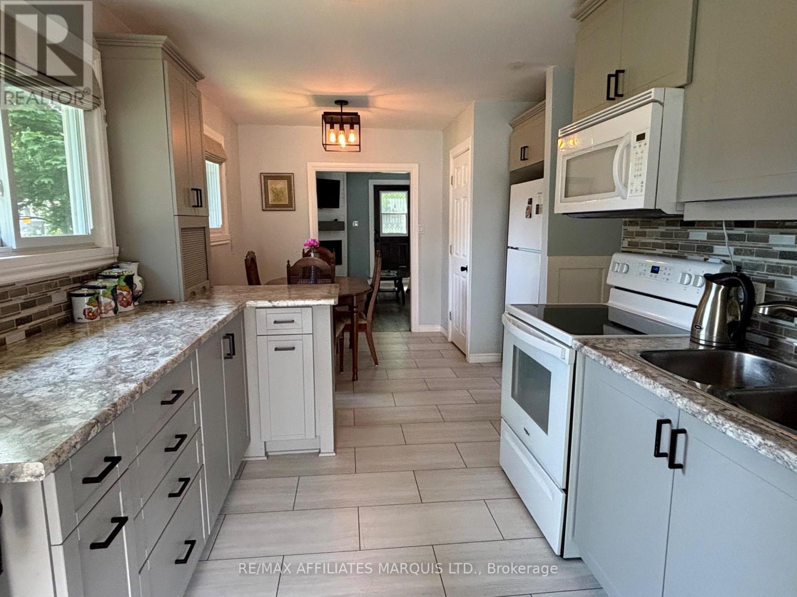 Photo 10 of 1005 Osborne Avenue, Cornwall ON