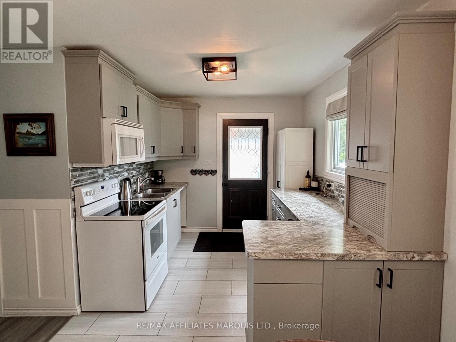 Photo 7 of 1005 Osborne Avenue, Cornwall ON