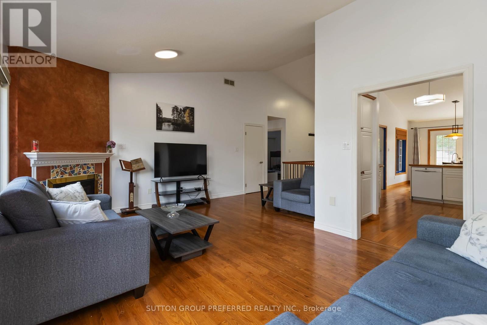 Photo 12 of 2 617 Wharncliffe Road S, London South ON
