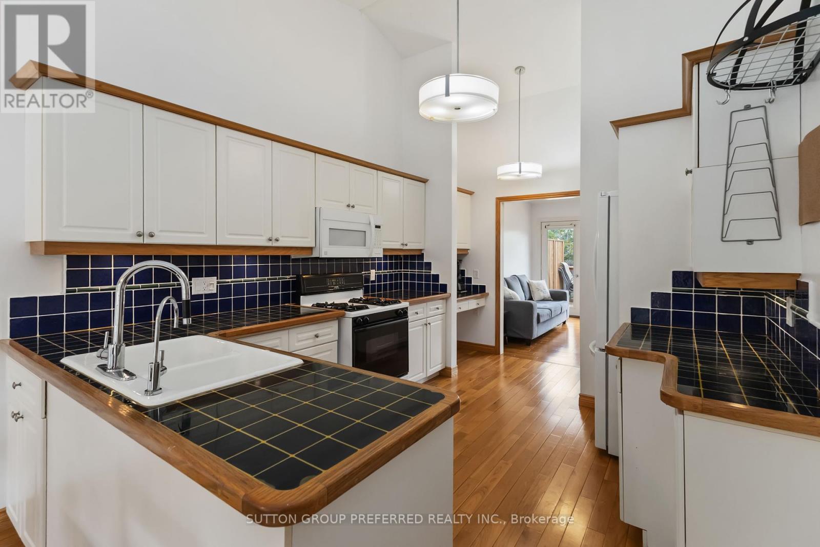 Photo 18 of 2 617 Wharncliffe Road S, London South ON