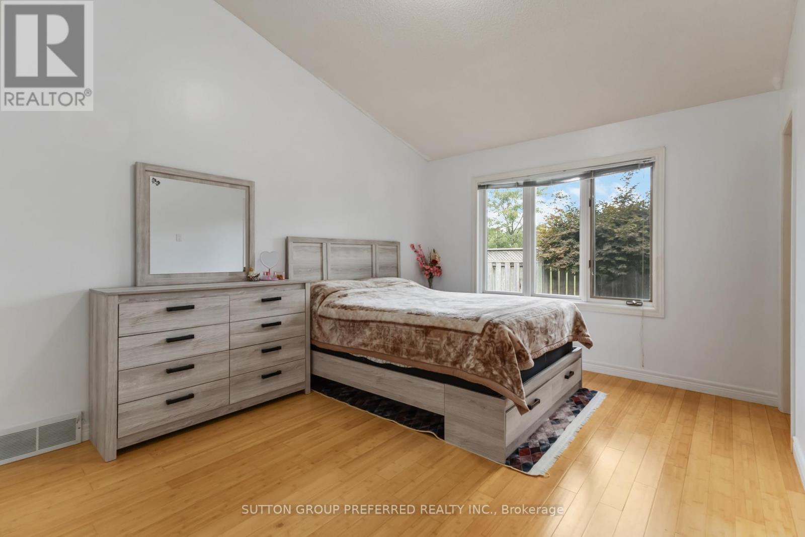 Photo 28 of 2 617 Wharncliffe Road S, London South ON