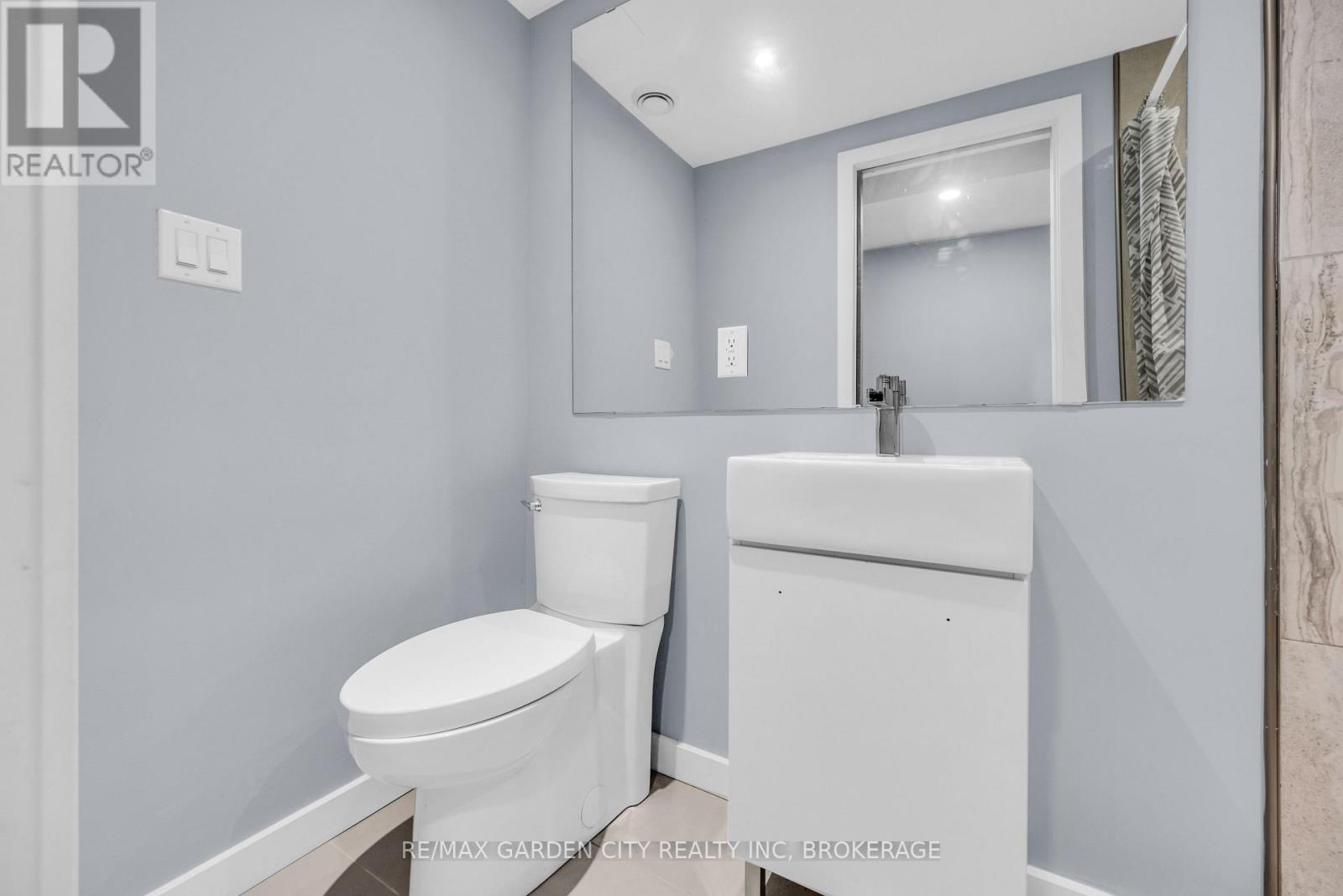Photo 40 of 12 1 2 Beamer Court, Thorold ON