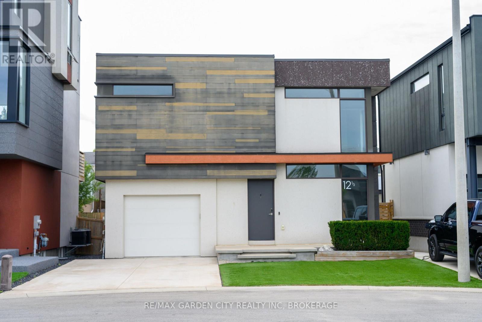 Photo 50 of 12 1 2 Beamer Court, Thorold ON