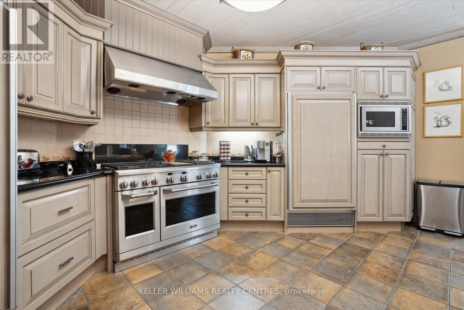 Photo 14 of 6 Country Heights Drive, Richmond Hill ON