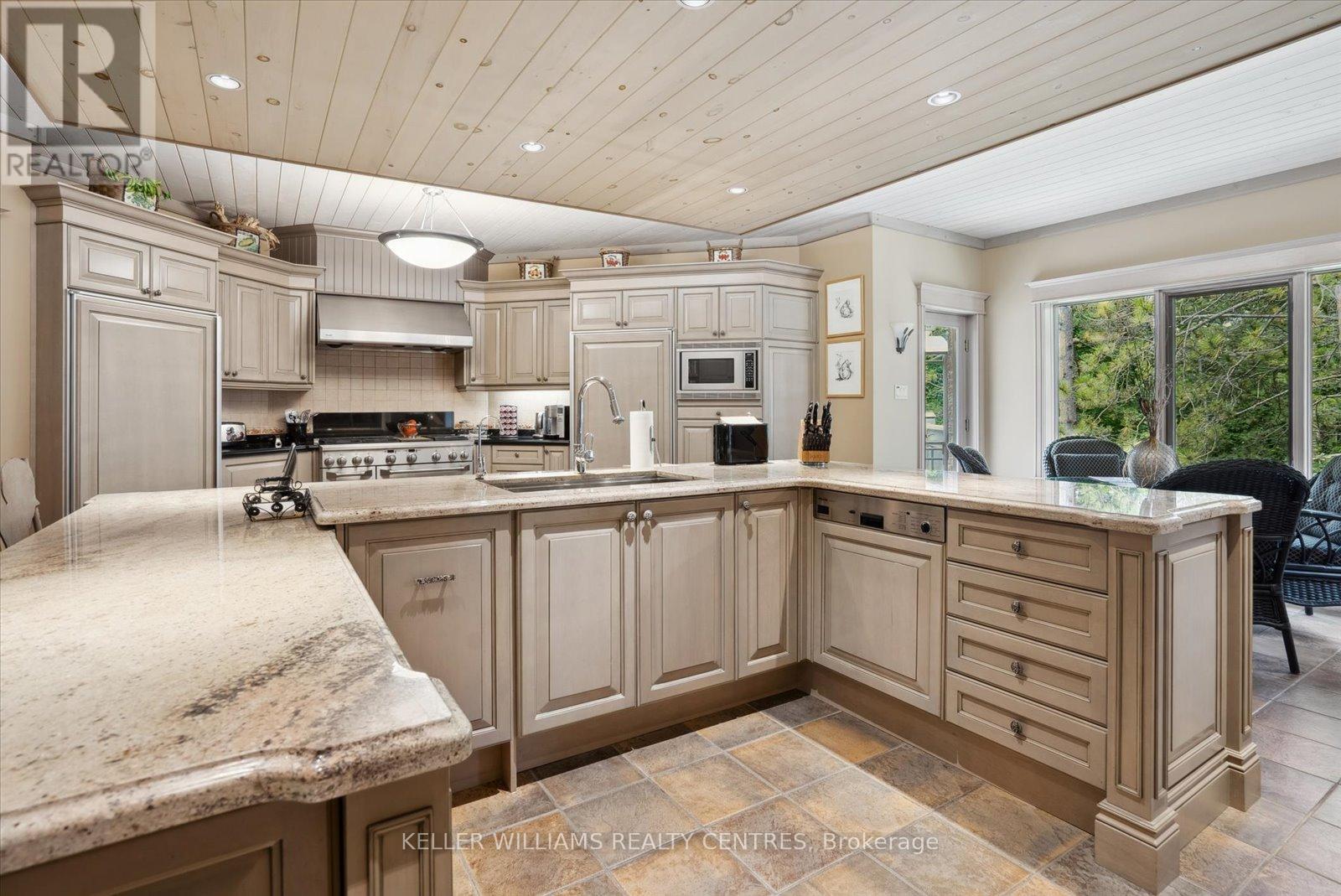 Photo 15 of 6 Country Heights Drive, Richmond Hill ON