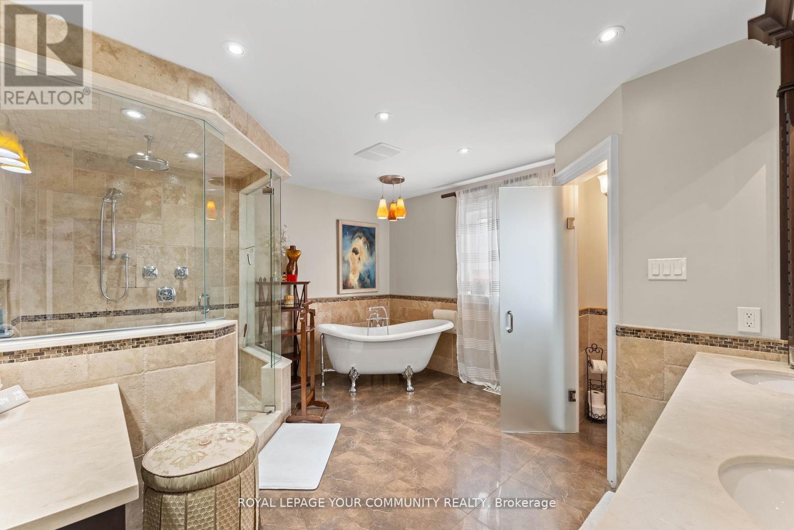 Photo 23 of 118 Forest Lane Drive, Vaughan ON
