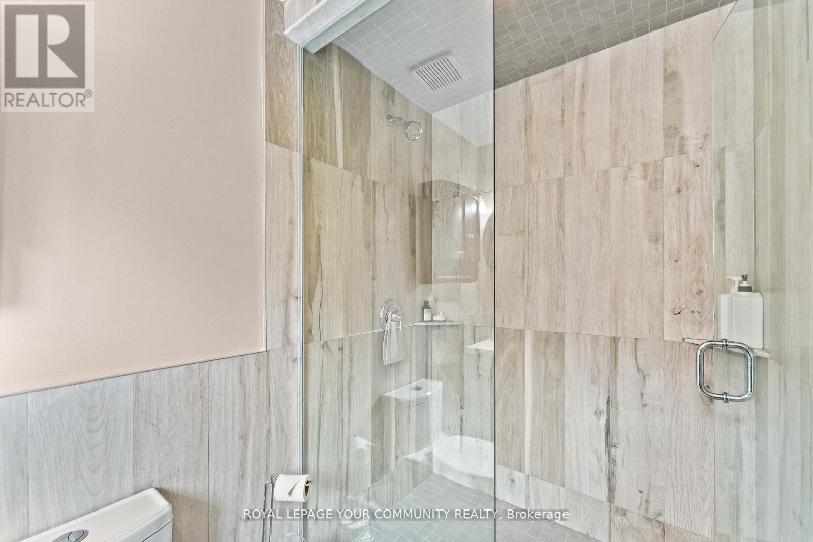 Photo 27 of 118 Forest Lane Drive, Vaughan ON