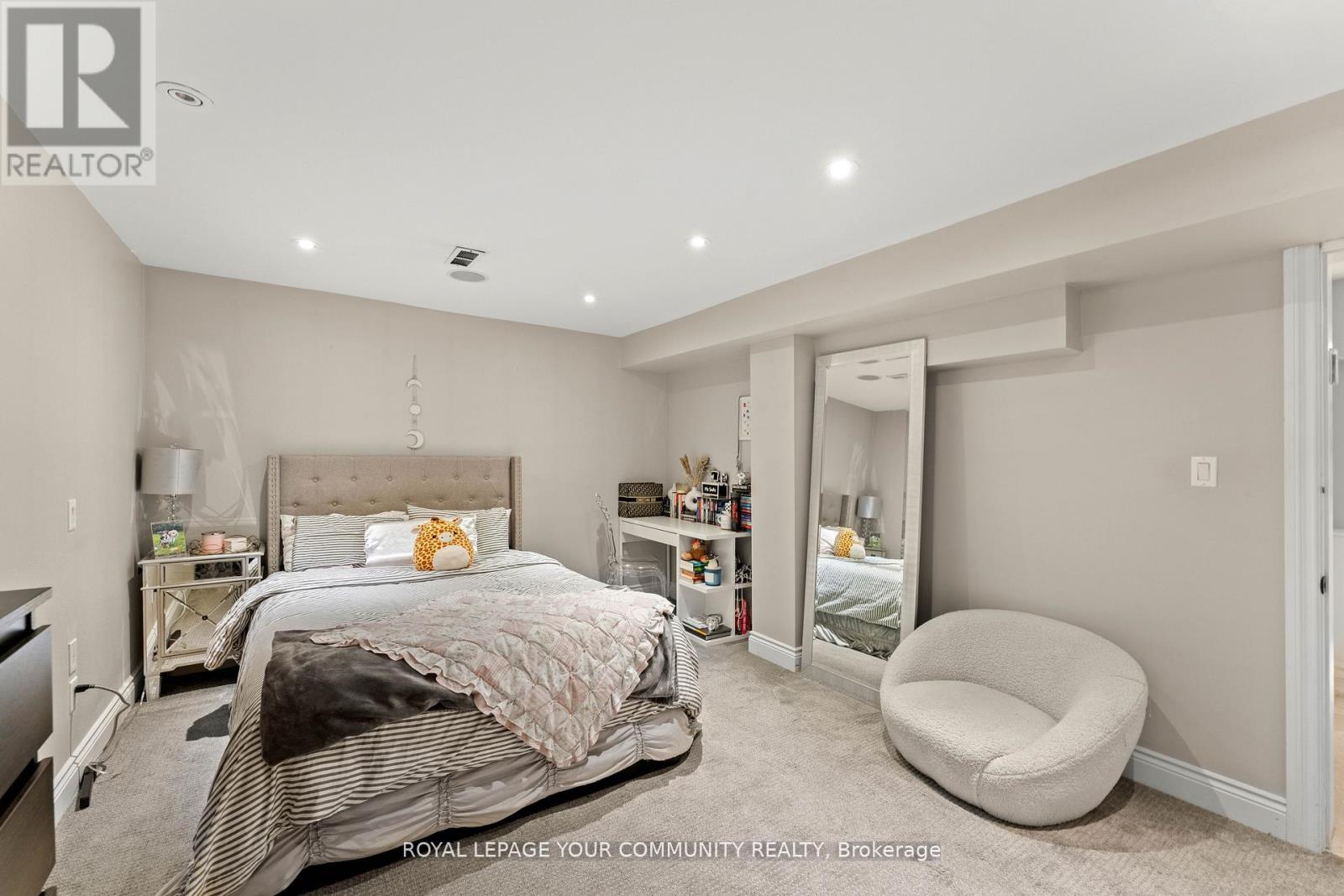 Photo 34 of 118 Forest Lane Drive, Vaughan ON