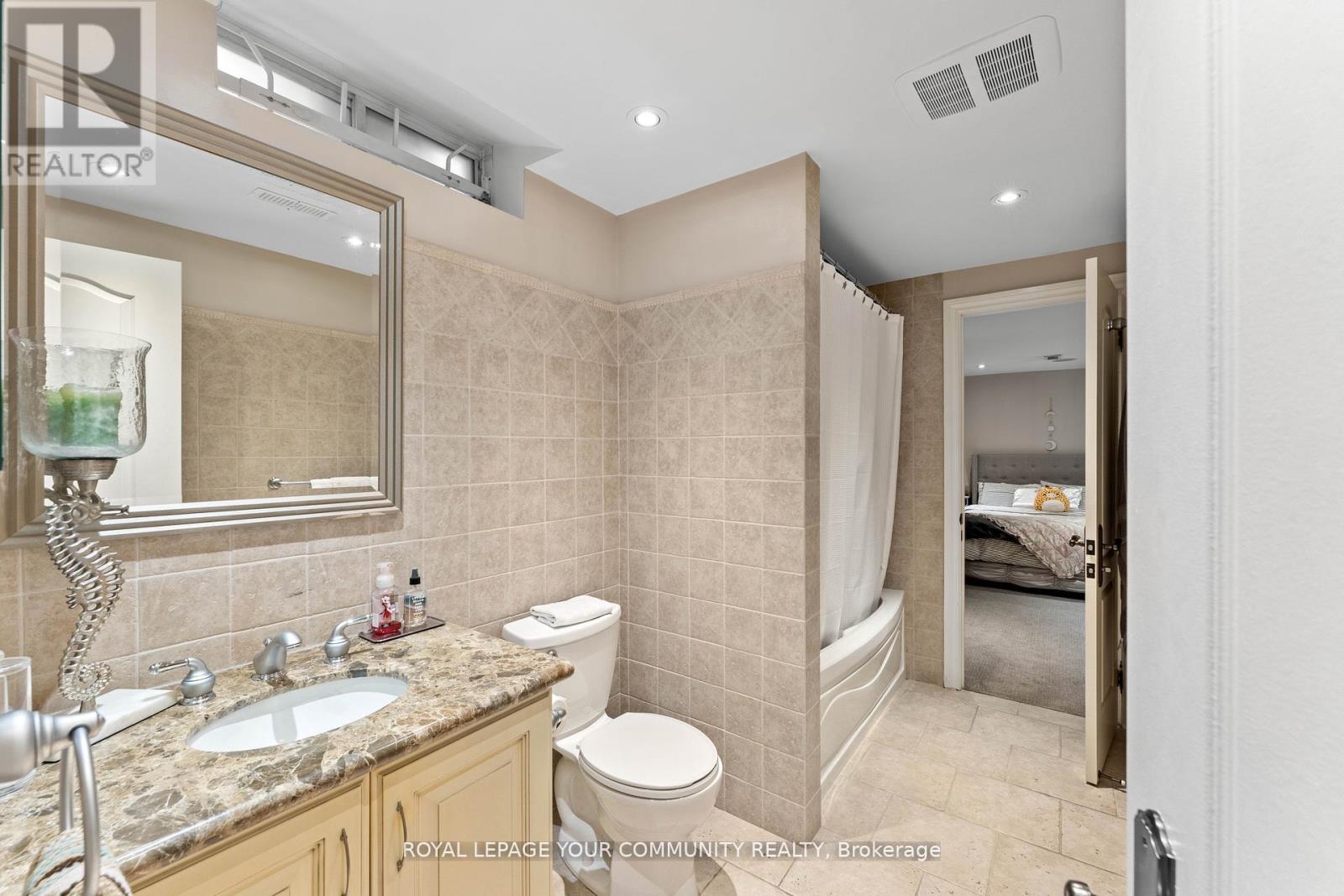 Photo 35 of 118 Forest Lane Drive, Vaughan ON