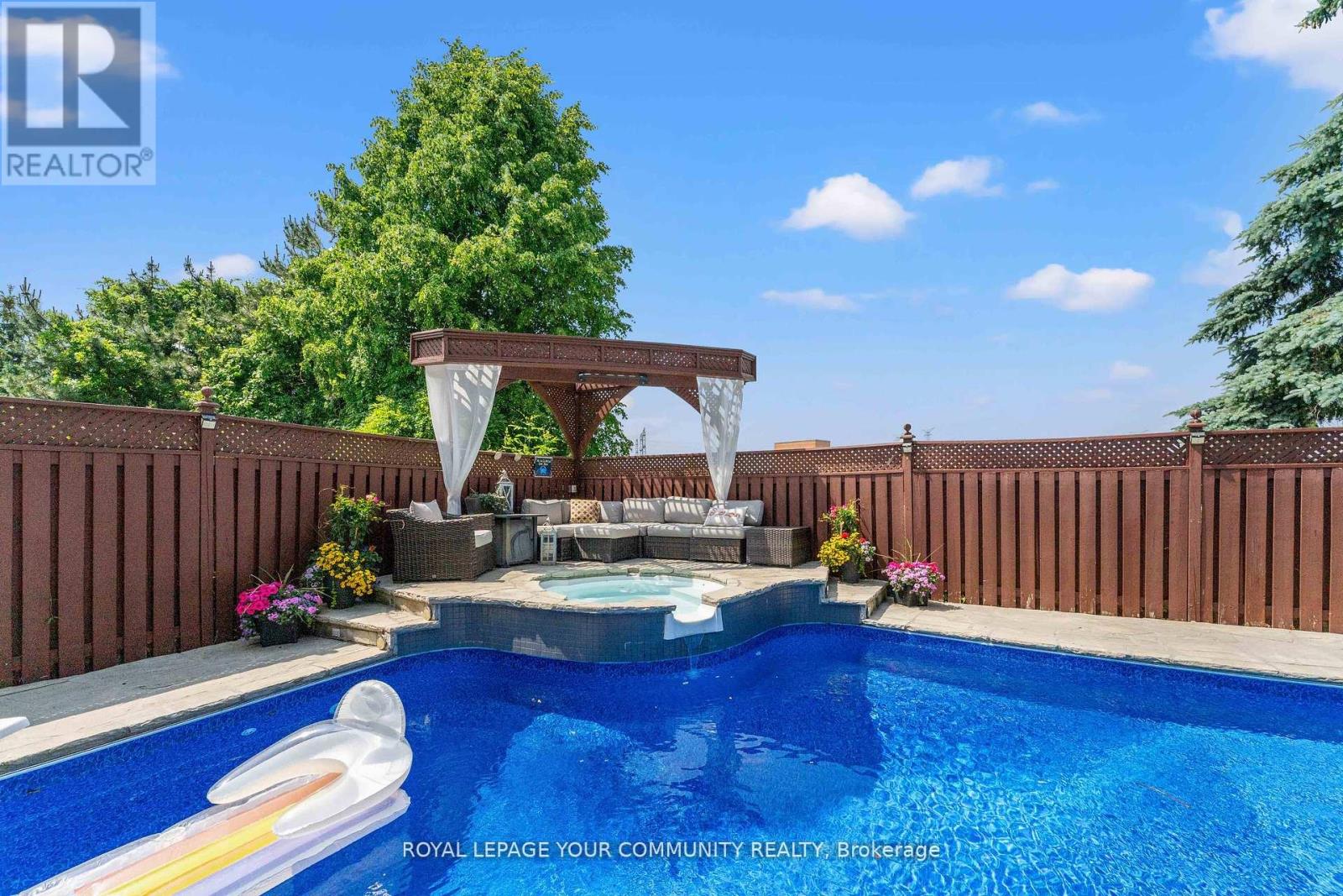 Photo 39 of 118 Forest Lane Drive, Vaughan ON
