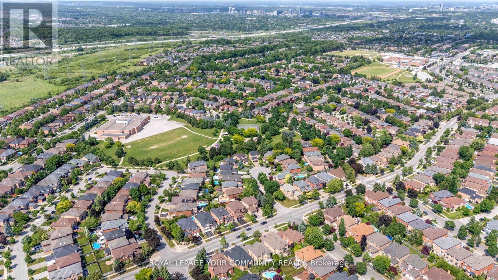 Photo 48 of 118 Forest Lane Drive, Vaughan ON