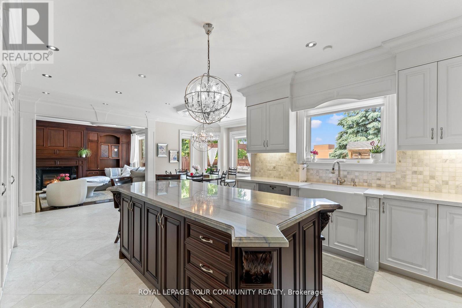 Photo 8 of 118 Forest Lane Drive, Vaughan ON