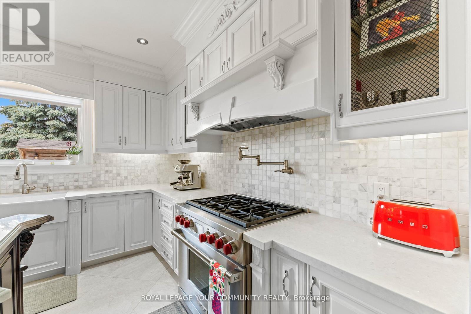 Photo 9 of 118 Forest Lane Drive, Vaughan ON