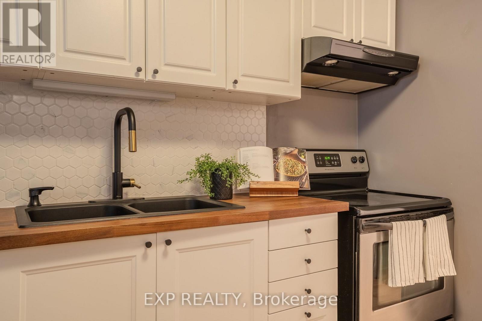Photo 2 of 8 38 Elma Street, St Catharines ON