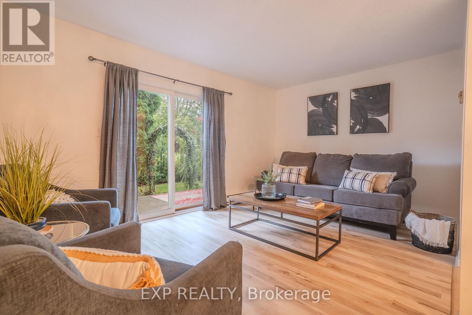 Photo 3 of 8 38 Elma Street, St Catharines ON