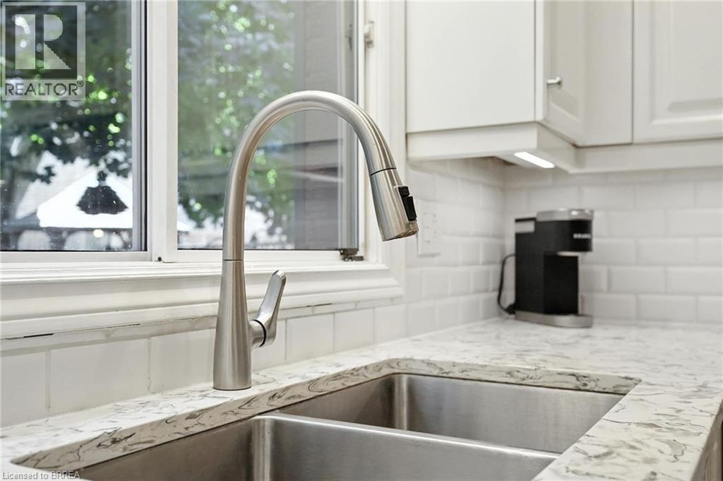 Photo 17 of 91 Abbey Close, Ancaster ON