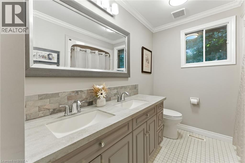 Photo 31 of 91 Abbey Close, Ancaster ON