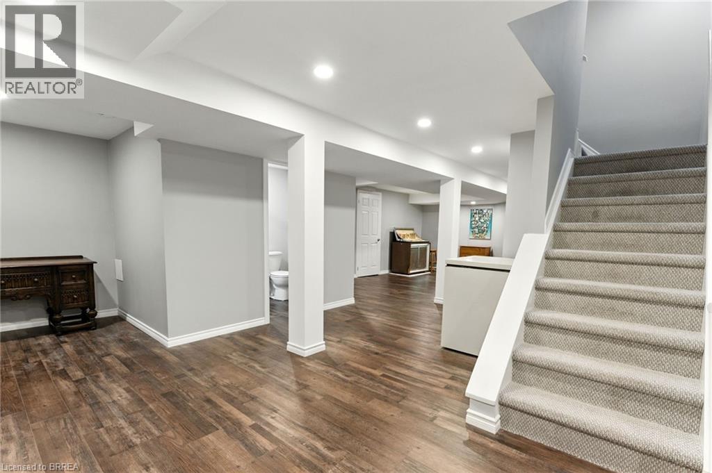 Photo 39 of 91 Abbey Close, Ancaster ON
