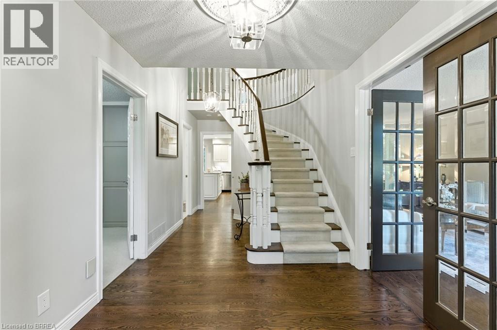 Photo 8 of 91 Abbey Close, Ancaster ON