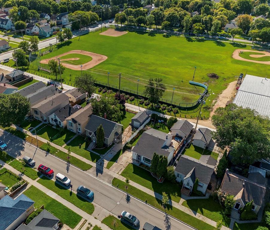 Photo 3 of 68 Harrowby Avenue, Winnipeg MB