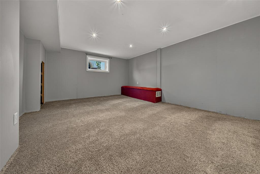 Photo 25 of 68 Harrowby Avenue, Winnipeg MB