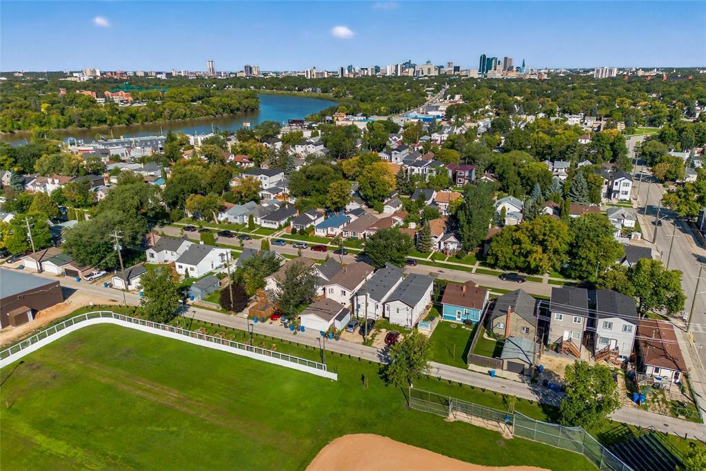 Photo 39 of 68 Harrowby Avenue, Winnipeg MB