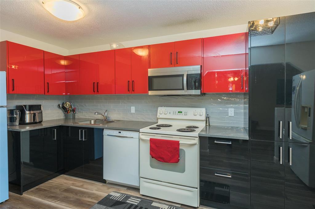 Photo 4 of 311 Larche Crescent, Winnipeg MB