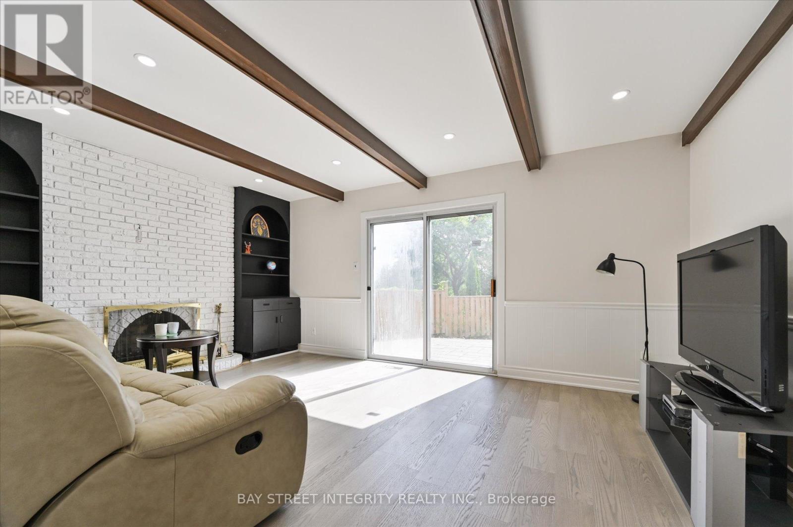 Photo 10 of 21 Whitehorn Crescent, Toronto ON