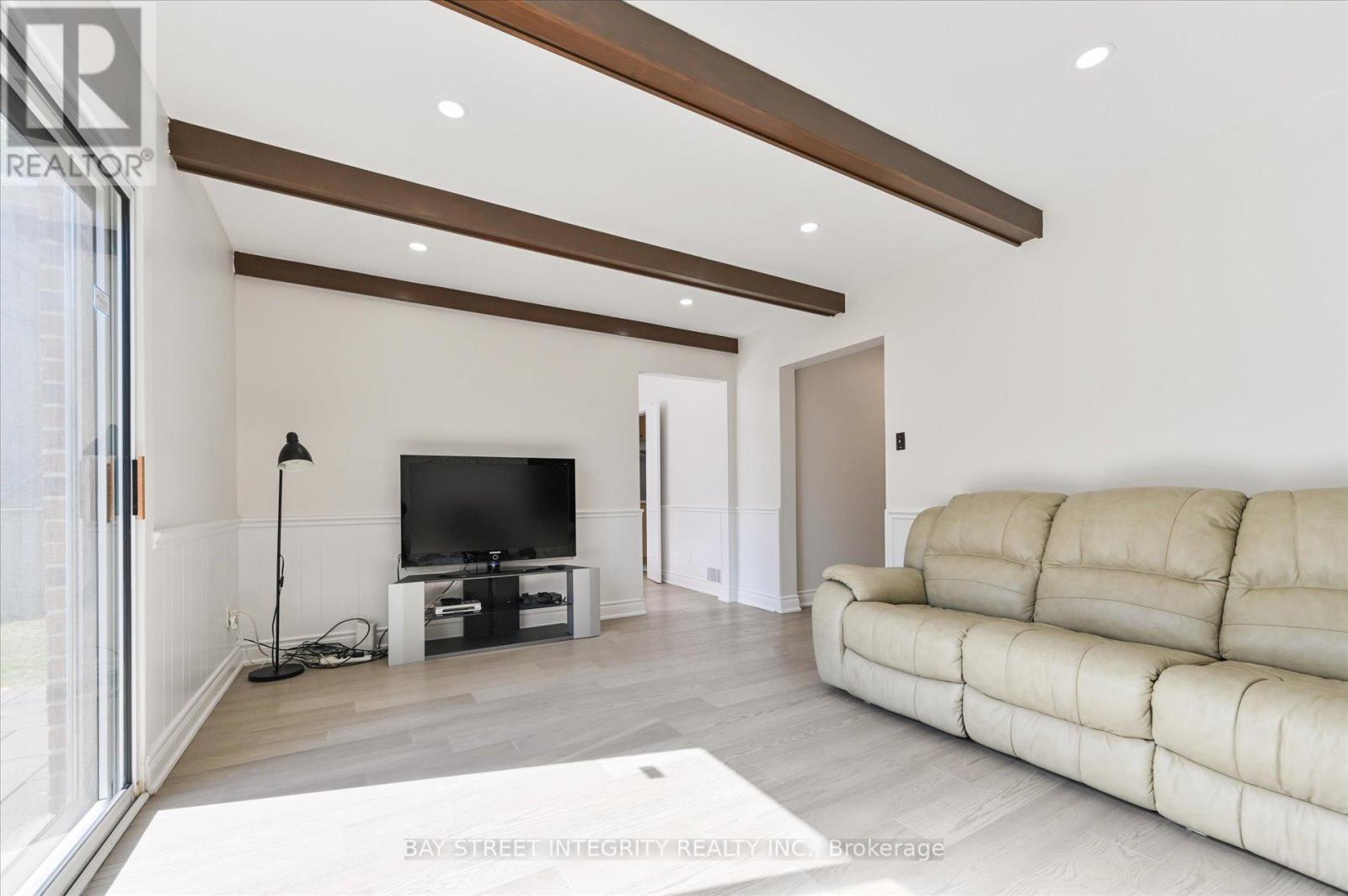 Photo 12 of 21 Whitehorn Crescent, Toronto ON