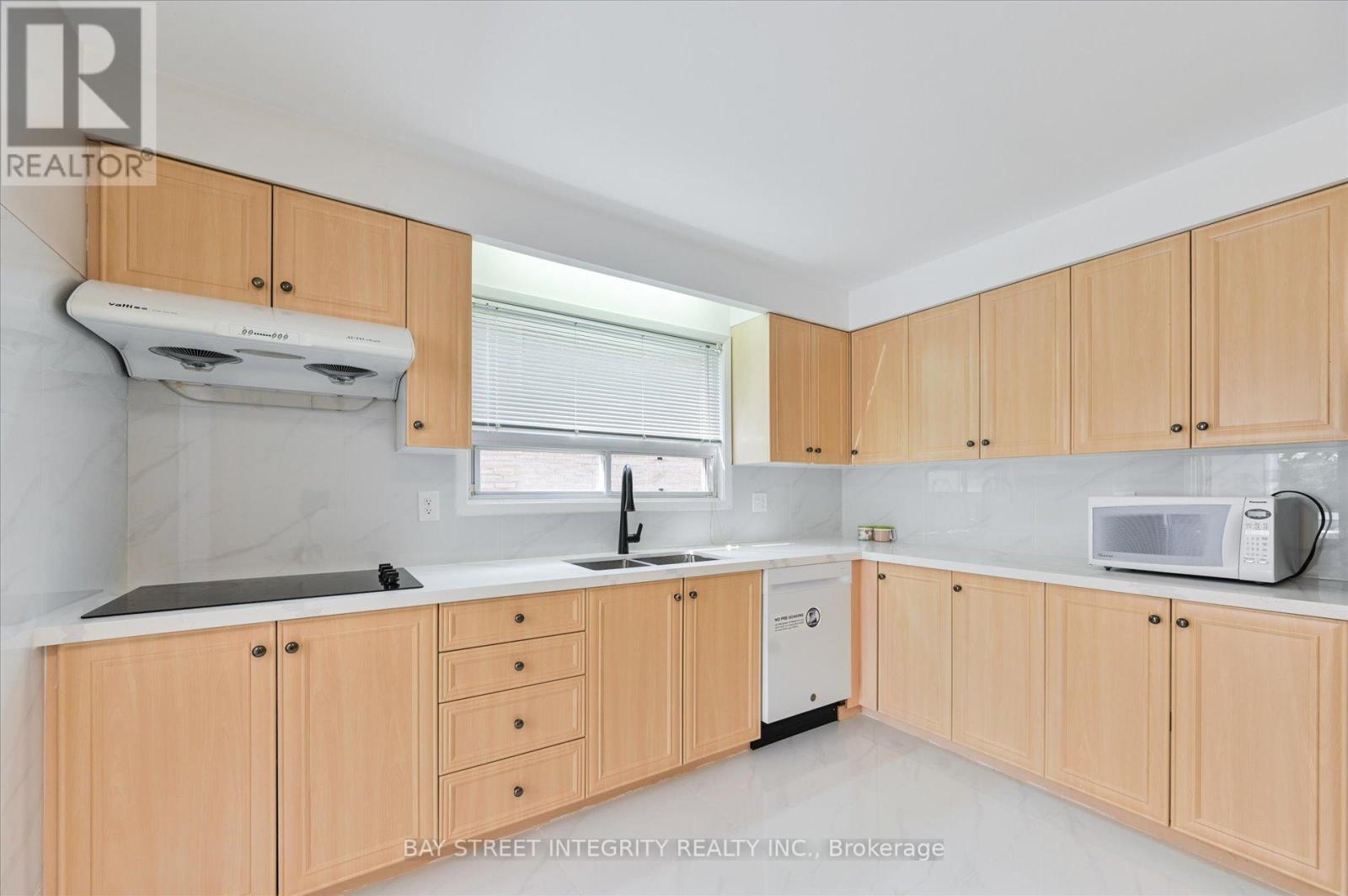 Photo 17 of 21 Whitehorn Crescent, Toronto ON