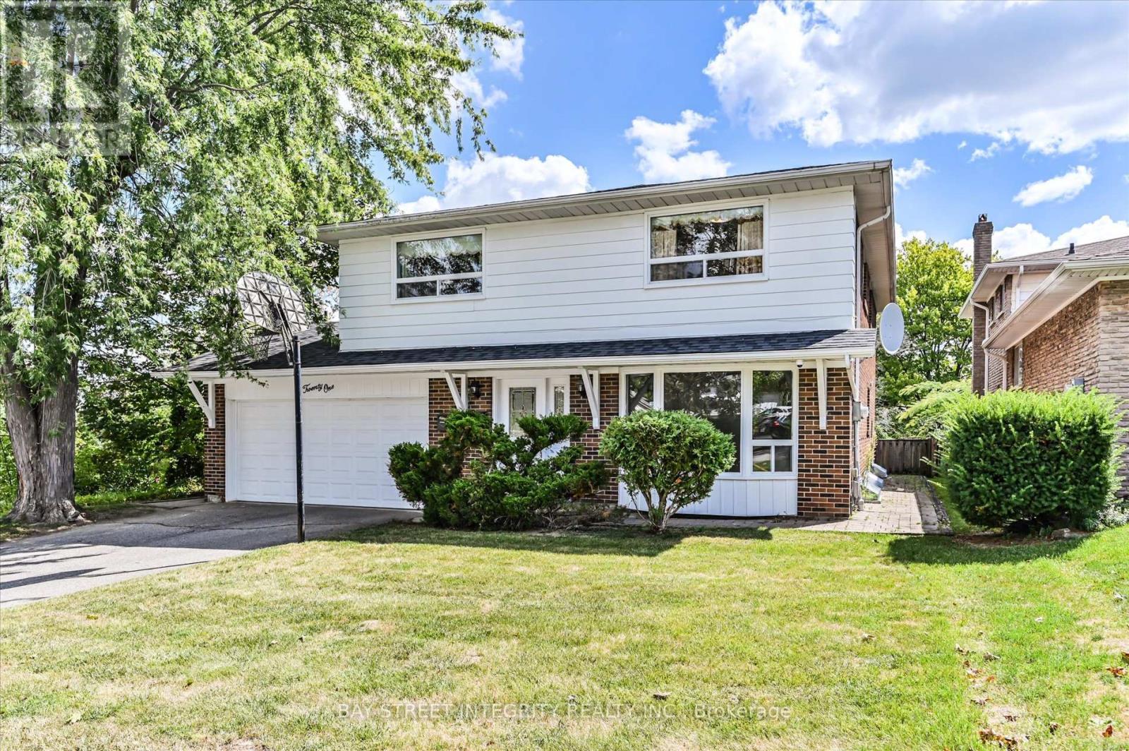 Photo 2 of 21 Whitehorn Crescent, Toronto ON