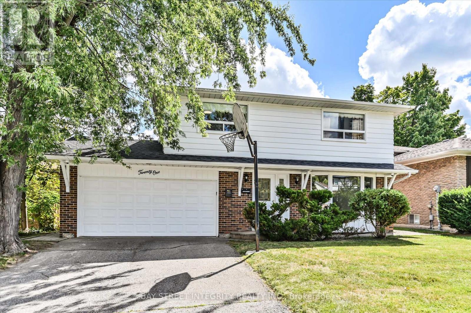 Photo 3 of 21 Whitehorn Crescent, Toronto ON