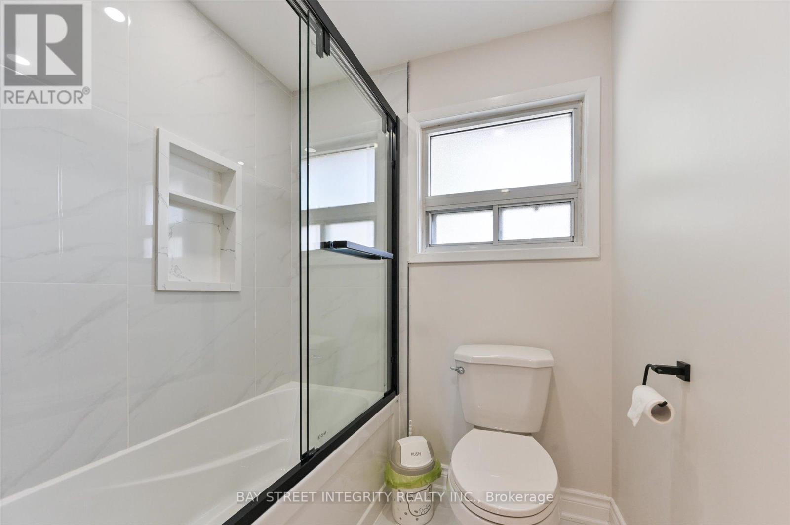 Photo 33 of 21 Whitehorn Crescent, Toronto ON