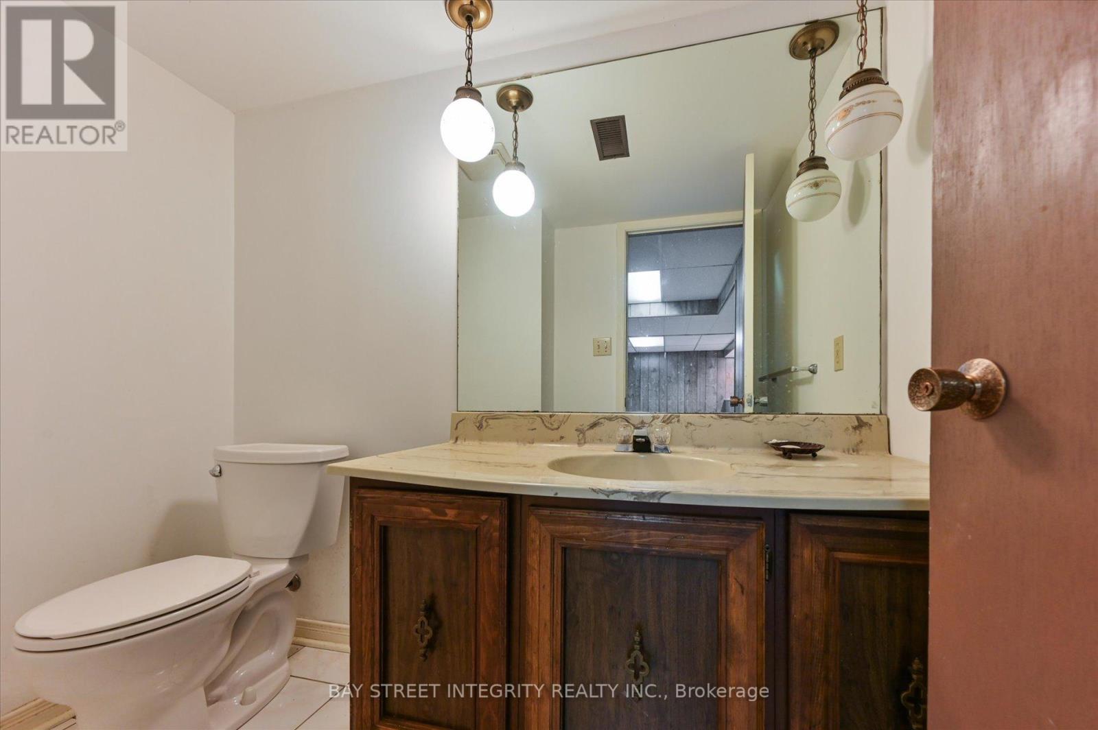 Photo 38 of 21 Whitehorn Crescent, Toronto ON