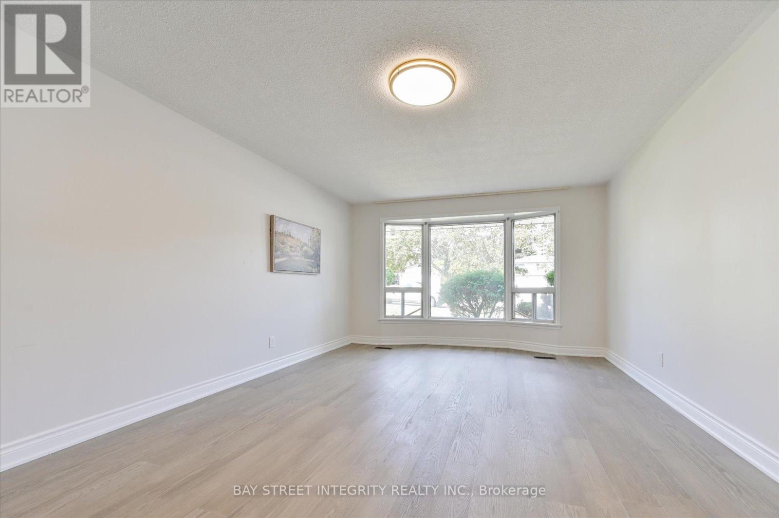 Photo 8 of 21 Whitehorn Crescent, Toronto ON