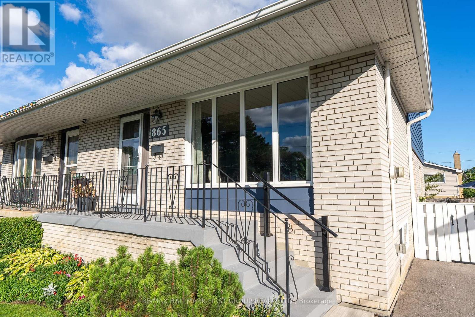 Photo 3 of 865 Marinet Crescent, Pickering ON