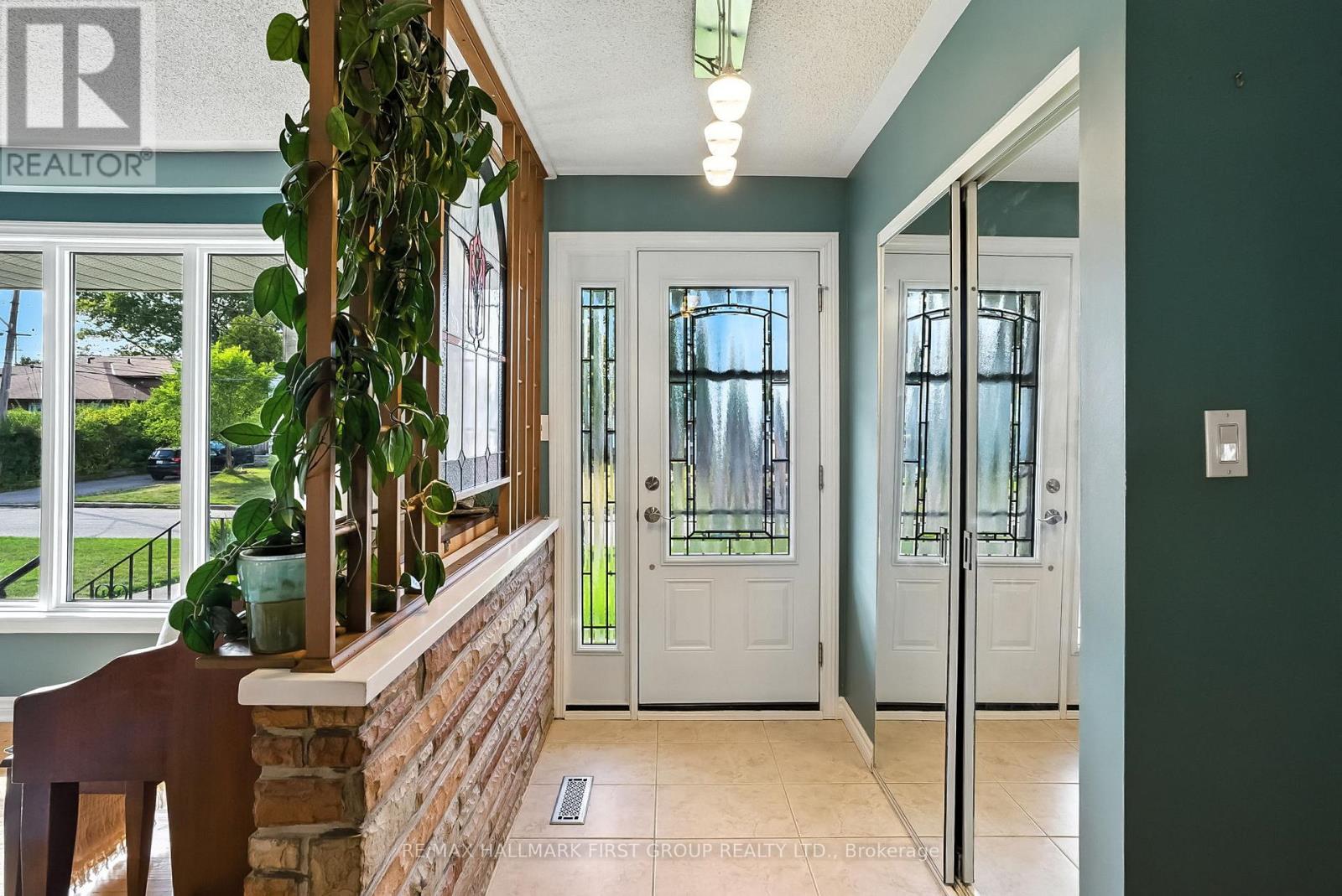 Photo 4 of 865 Marinet Crescent, Pickering ON