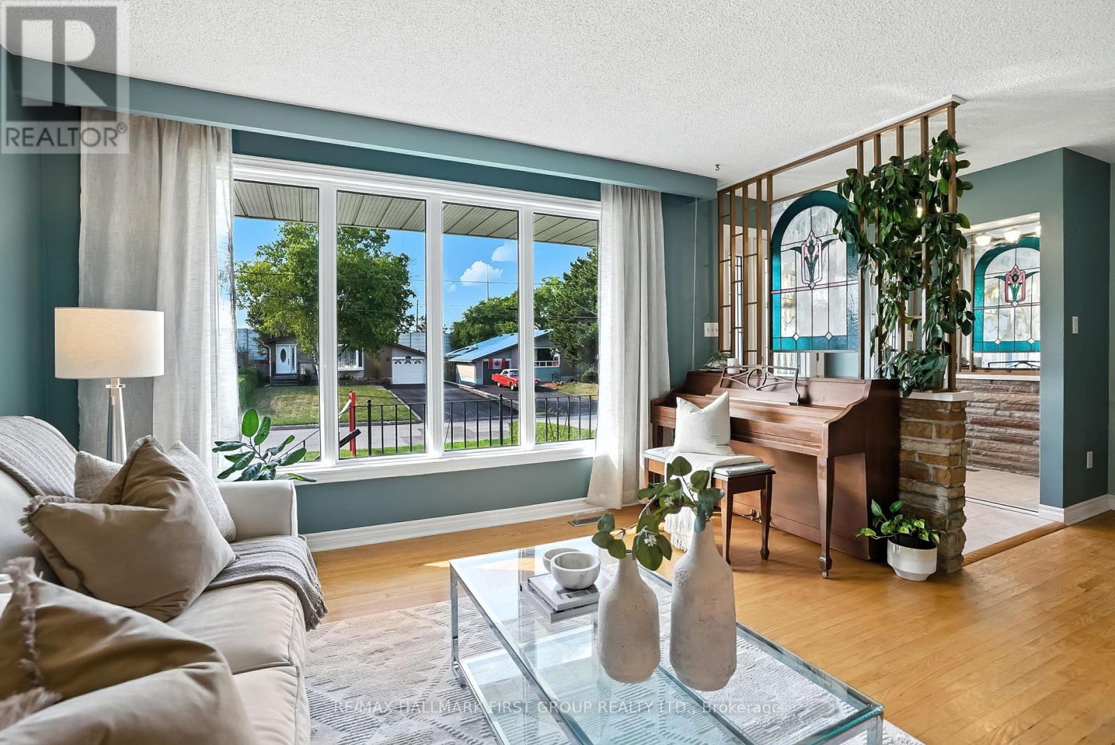 Photo 6 of 865 Marinet Crescent, Pickering ON