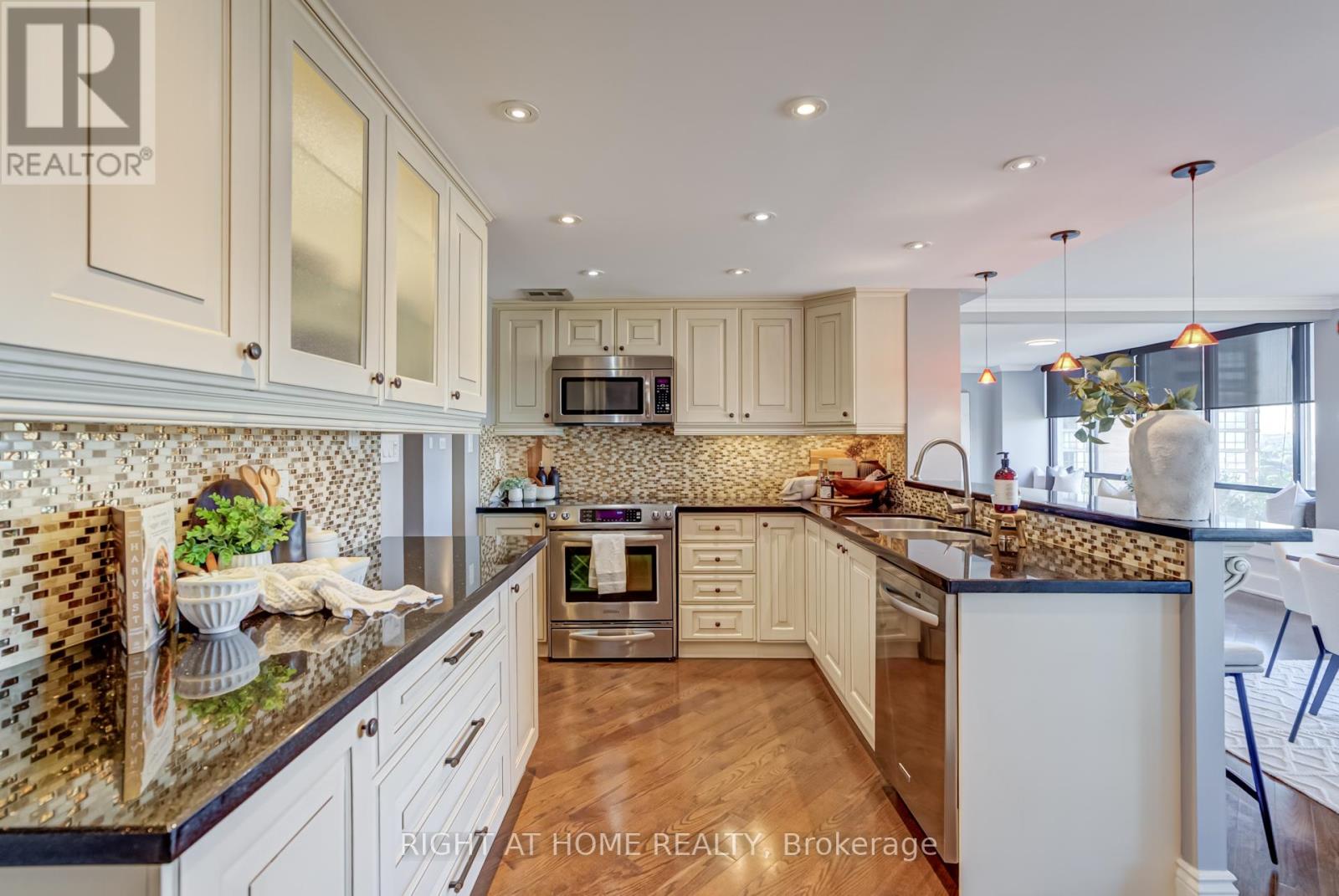 Photo 15 of 707 65 Skymark Drive, Toronto ON
