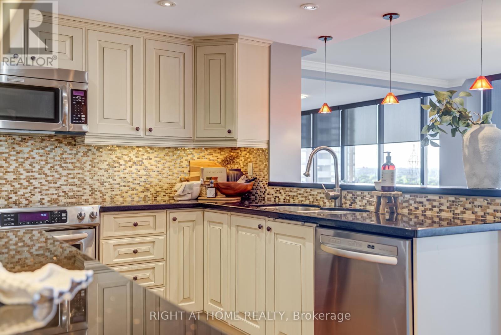 Photo 16 of 707 65 Skymark Drive, Toronto ON