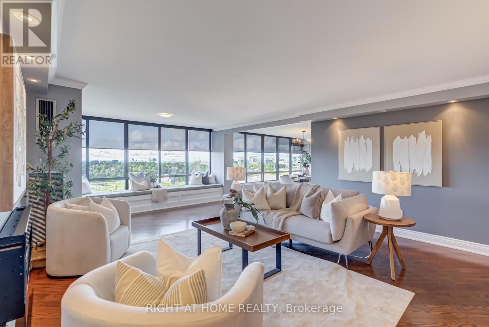 Photo 4 of 707 65 Skymark Drive, Toronto ON