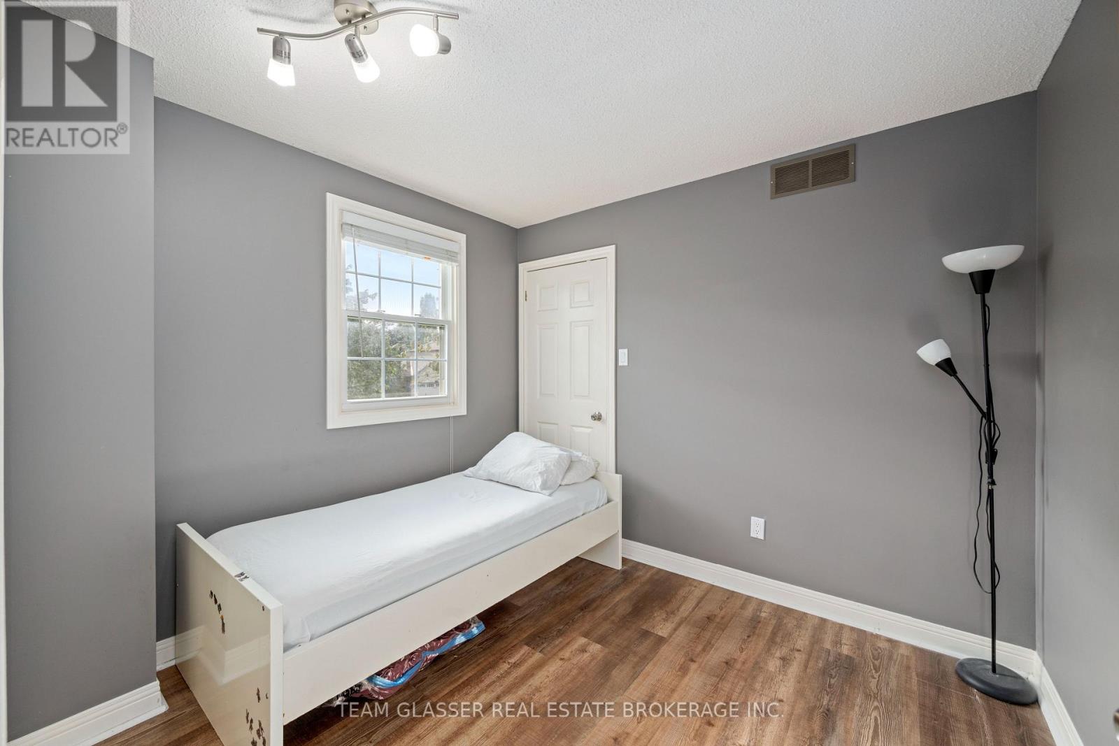 Photo 21 of 86 Jennifer Gardens, London North ON